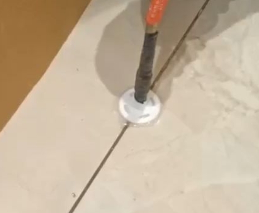 端州瓷砖空鼓维修公司专业解答瓷砖在铺贴过程中，如果没有涂抹均匀到位的粘结材料（如水泥砂浆或瓷砖胶），可能会导致以下问题