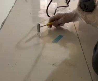 端州瓷砖开裂维修公司专业分享瓷砖在铺贴前如果没有沥干水分，将会导致以下问题